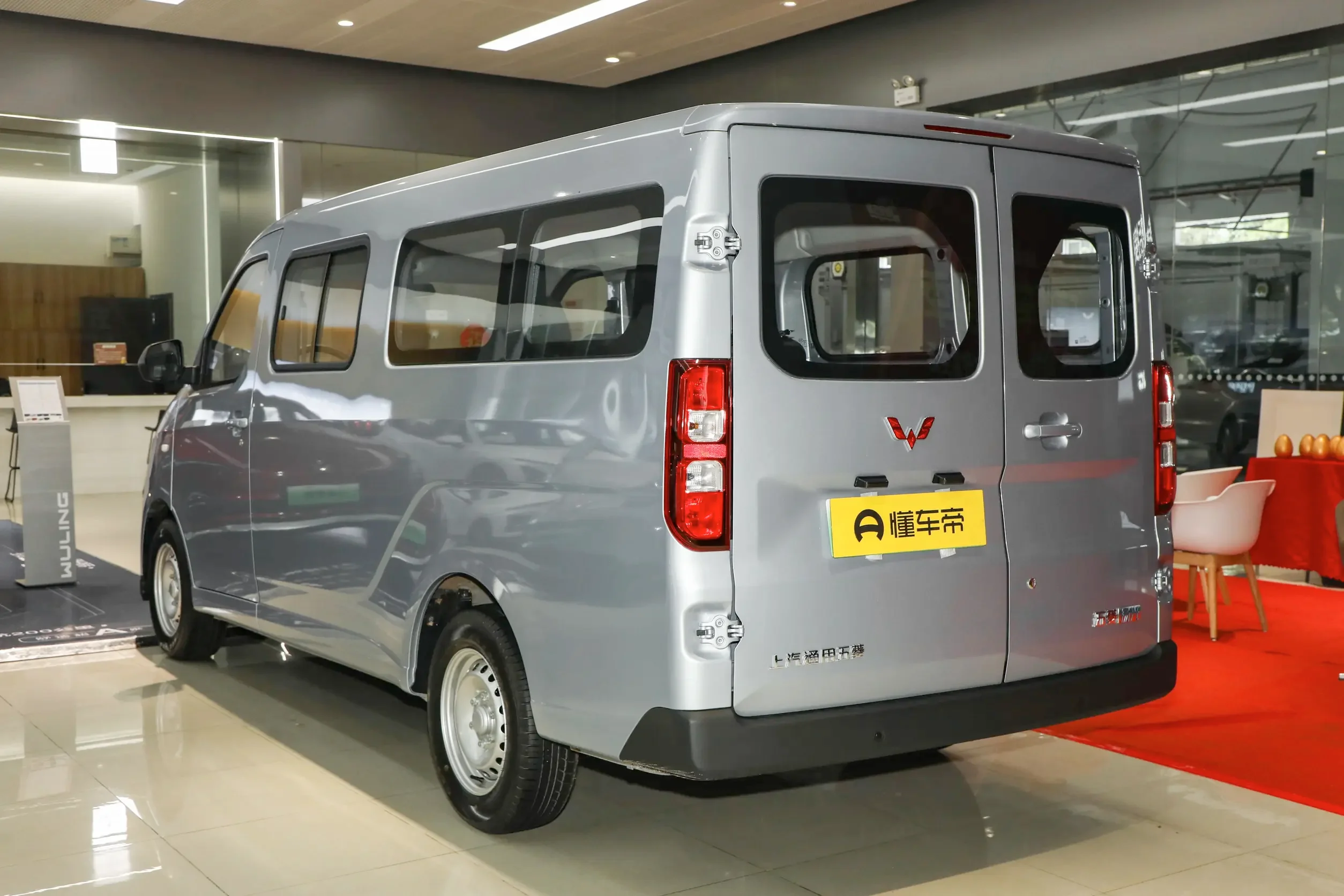 Wuling Yangguang 230km Pure Electric Range Small Electric Van Bus Mini Passenger Car Electric Bus 6 Seater Passenger Vehicle