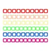 Petits marqueurs de mailles carrés multicolores pour tricot de pulls.