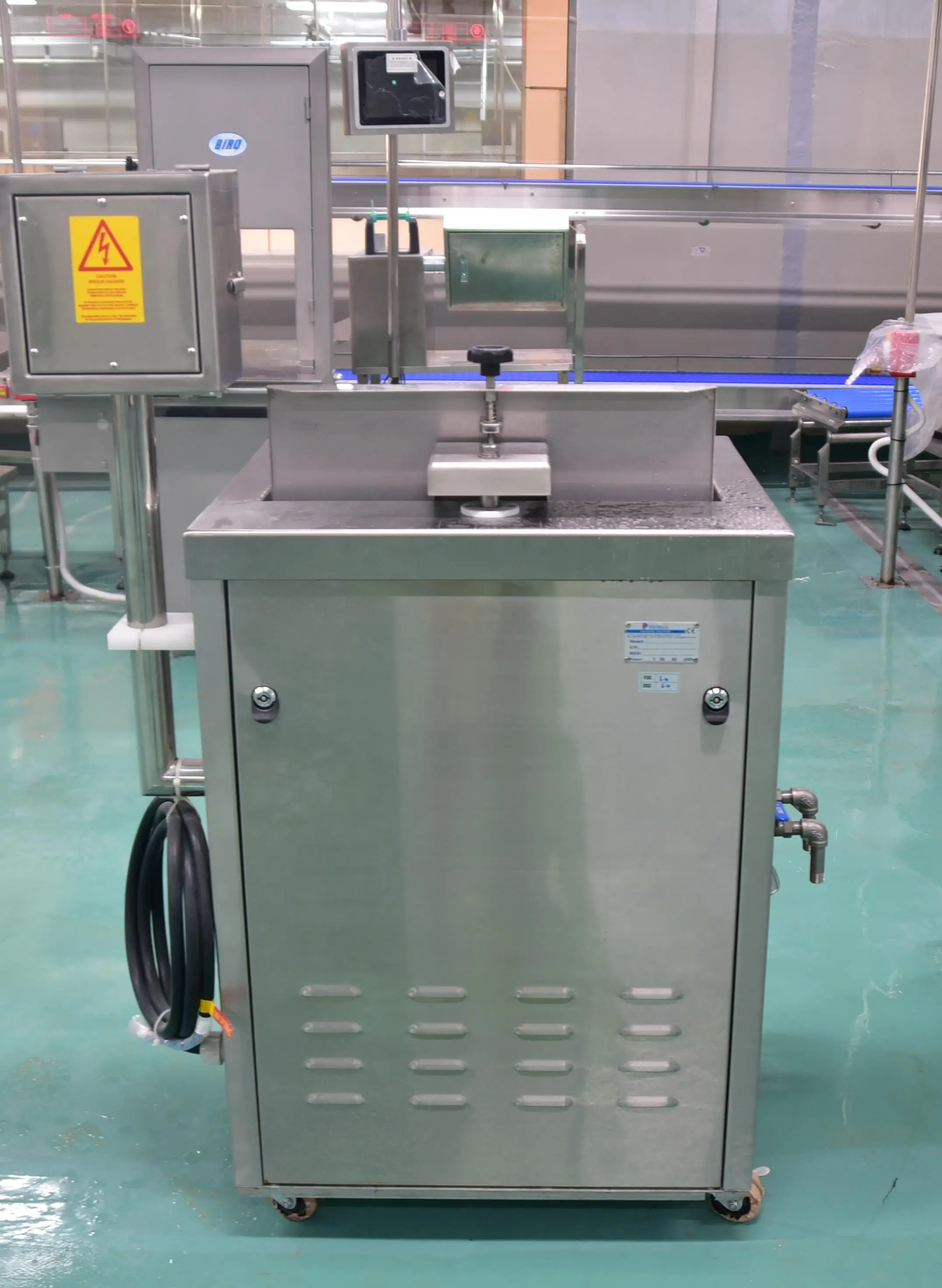 Automatic high performance shrink packaging machine for meat and food processing plants