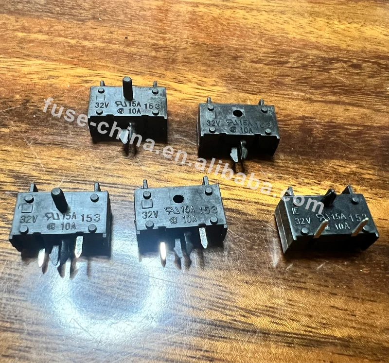 10A 32V Mini Blade Fuse Holder with Vertical Horizontal Mount and PA66 Material for PCB Mounting