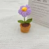 Mini planta en maceta con flor de bola de pompón púrpura