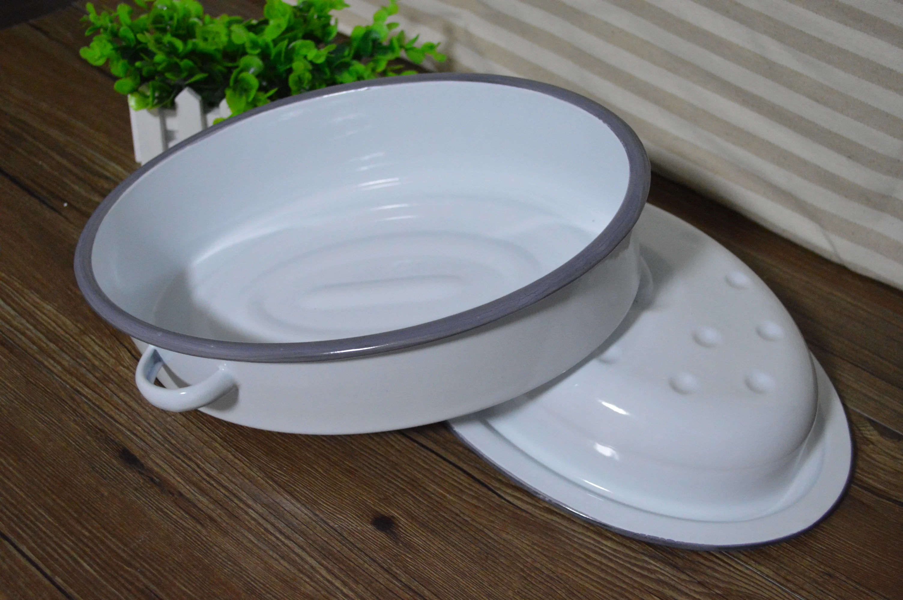 Oval Enamel Casseroles Enamel Roaster Pan  with Lid Camping Enamel Pot