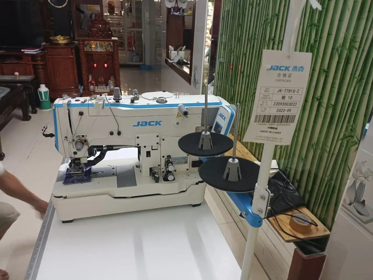 Jukis JK-T781G-Z Power Saving Button Hole Machine for Woven Fabric