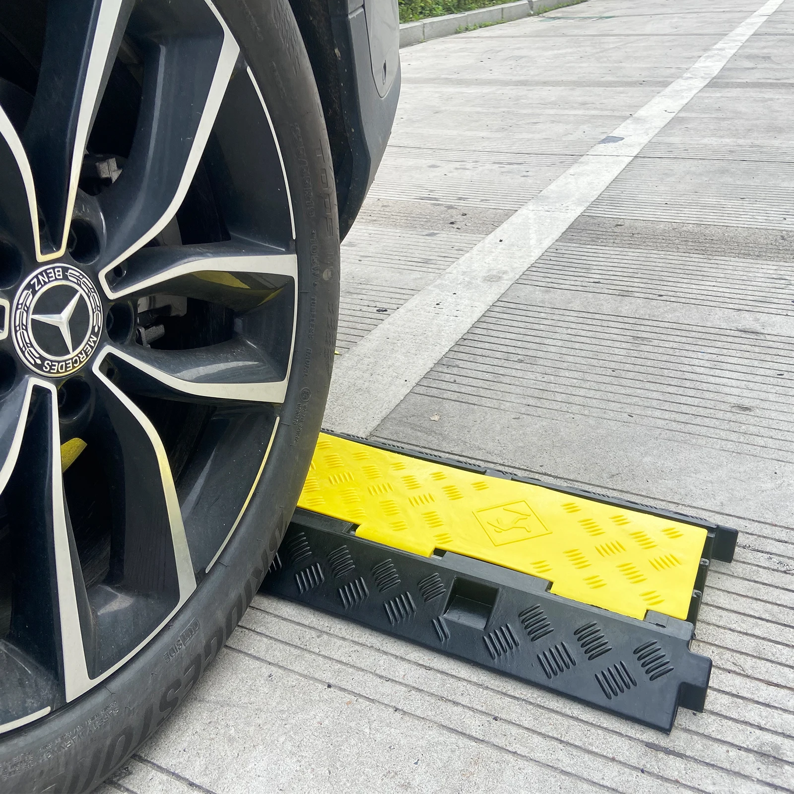 Foldable New Cable Ramp 3 Channel PVC Rubber Cable Protector Heavy Duty Speed Bumps Hose Cord Protector Ramps supplier