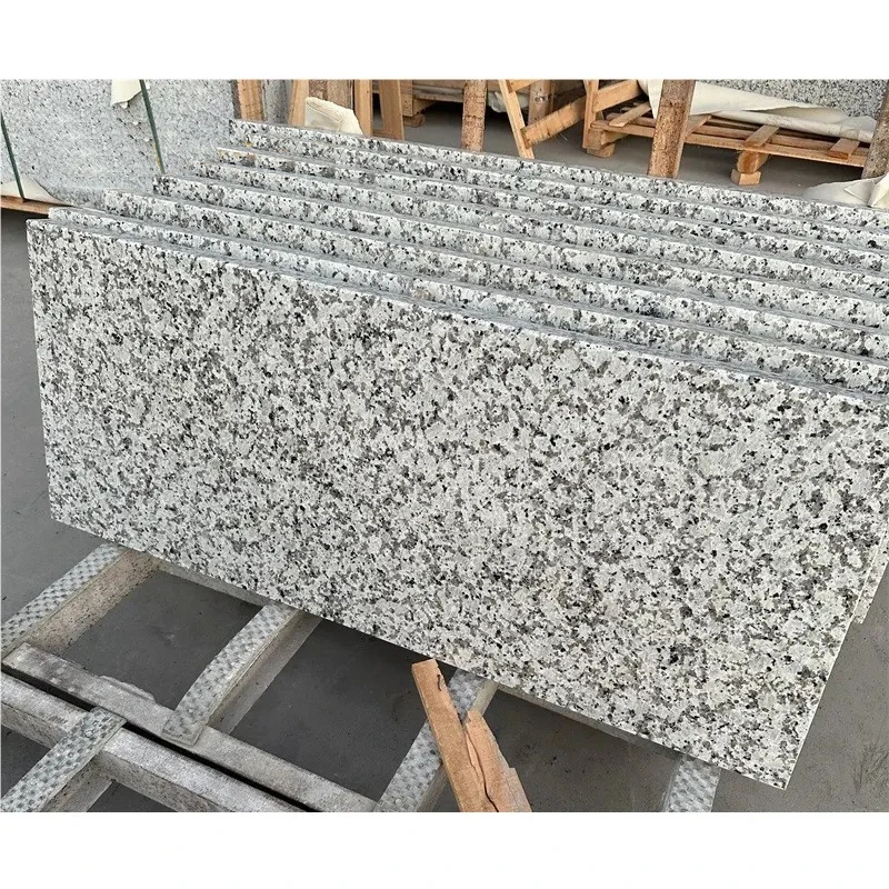 Ommabop Bala guli oq granit G655 plitasi ochiq havoda ishlatiladigan stol yuzi va orol ustida ishlatiladigan plita sifatida, Xitoy dizayn uslubida polirlangan yorug'lik bo'linishli yuzali finish