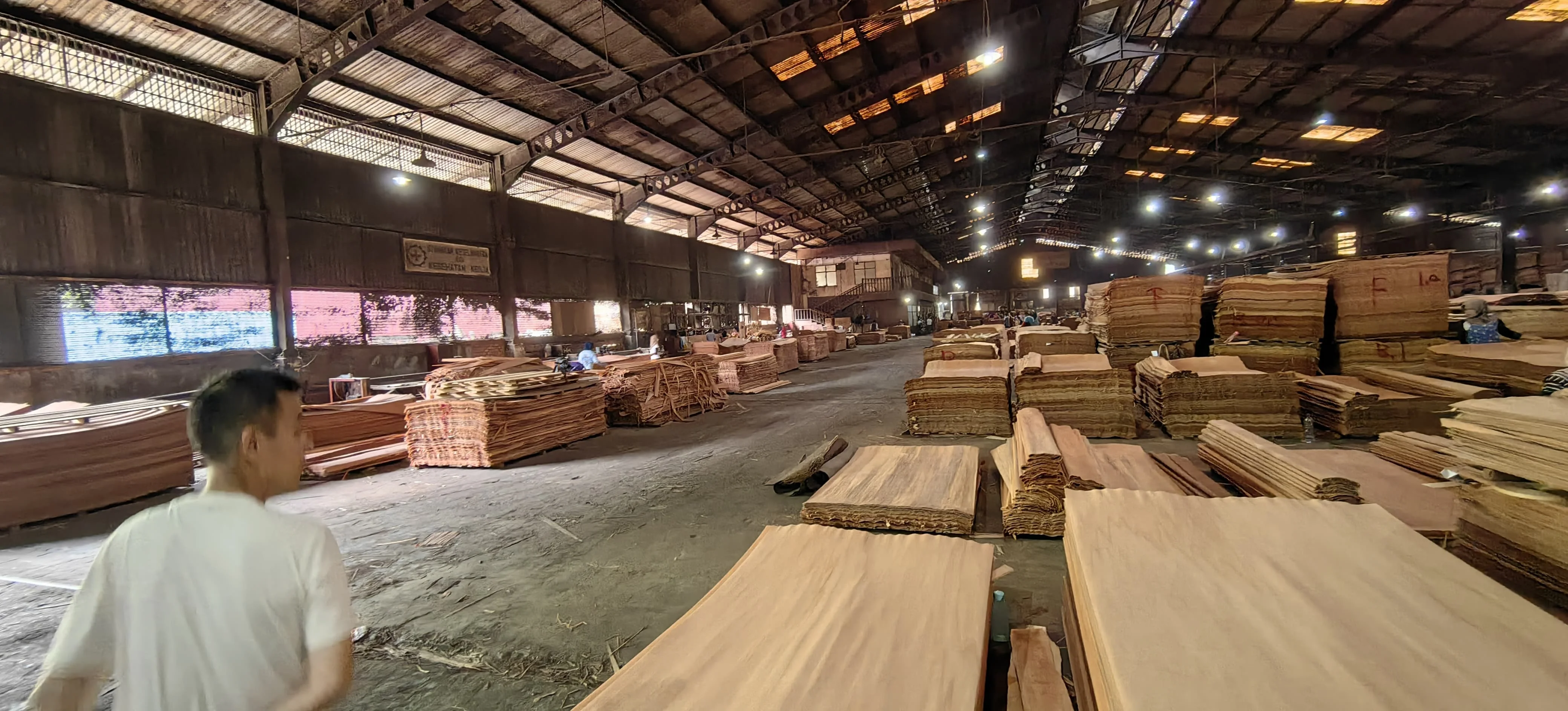 INDONESIA Meranti Solid Plywoods 4x8 Lightweight yet Strong Wood Board for Interior Walls Ceilings and Custom Furniture