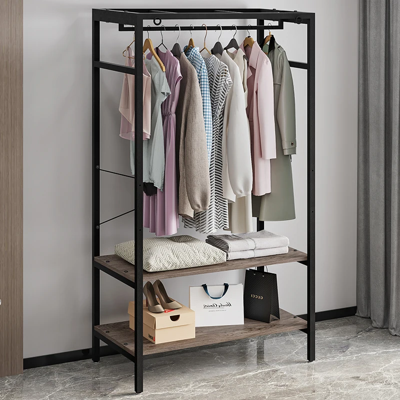 Garde-robe en bois, bricolage et démontage, vêtements modernes en