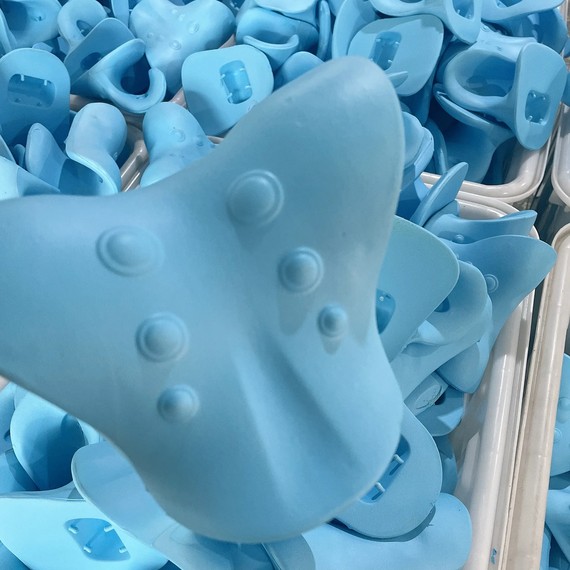 l0093 neck shoulder relaxer pain ease cervical traction device neck massager pillow cushion neck stretcher muscle relax-5