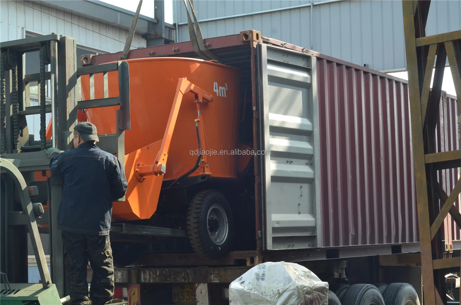 High-Efficient Sheep Cow Cattle TMR Mixing Fodder Feed Wagon Mixer New Condition for Retail Farm Industries Diesel Engine Motor