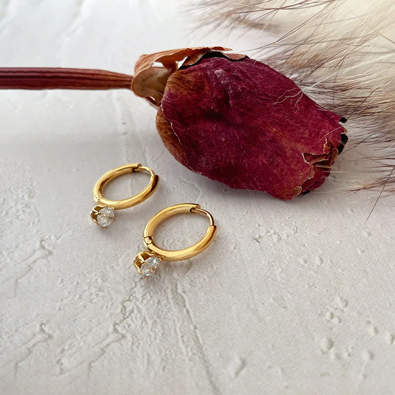 Basic Six Claw Single Diamond Mini Titanium Steel Gold Non Fading Earrings