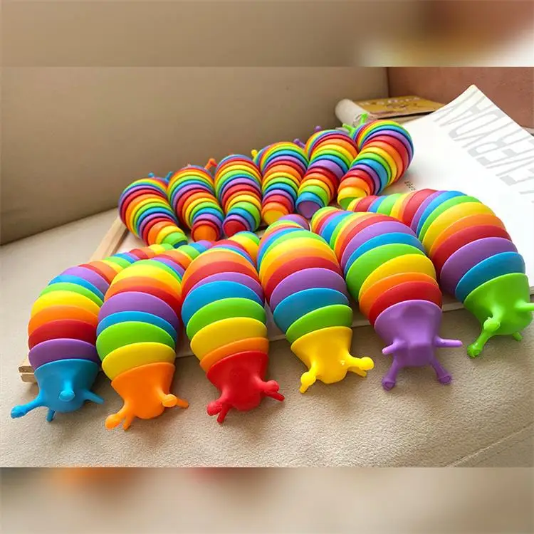 Giocattolo Di Plastica Anti-stress Sensoriale A Tubo Fotografico In Una Bambina Felice Gioca Con Un Per I Poptube Image230197052 Giocattolo Di Plastica Anti-stress Sensoriale A Tubo Fotografico In Una Bambina Felice Gioca Con Un Per I Poptube Image230197052