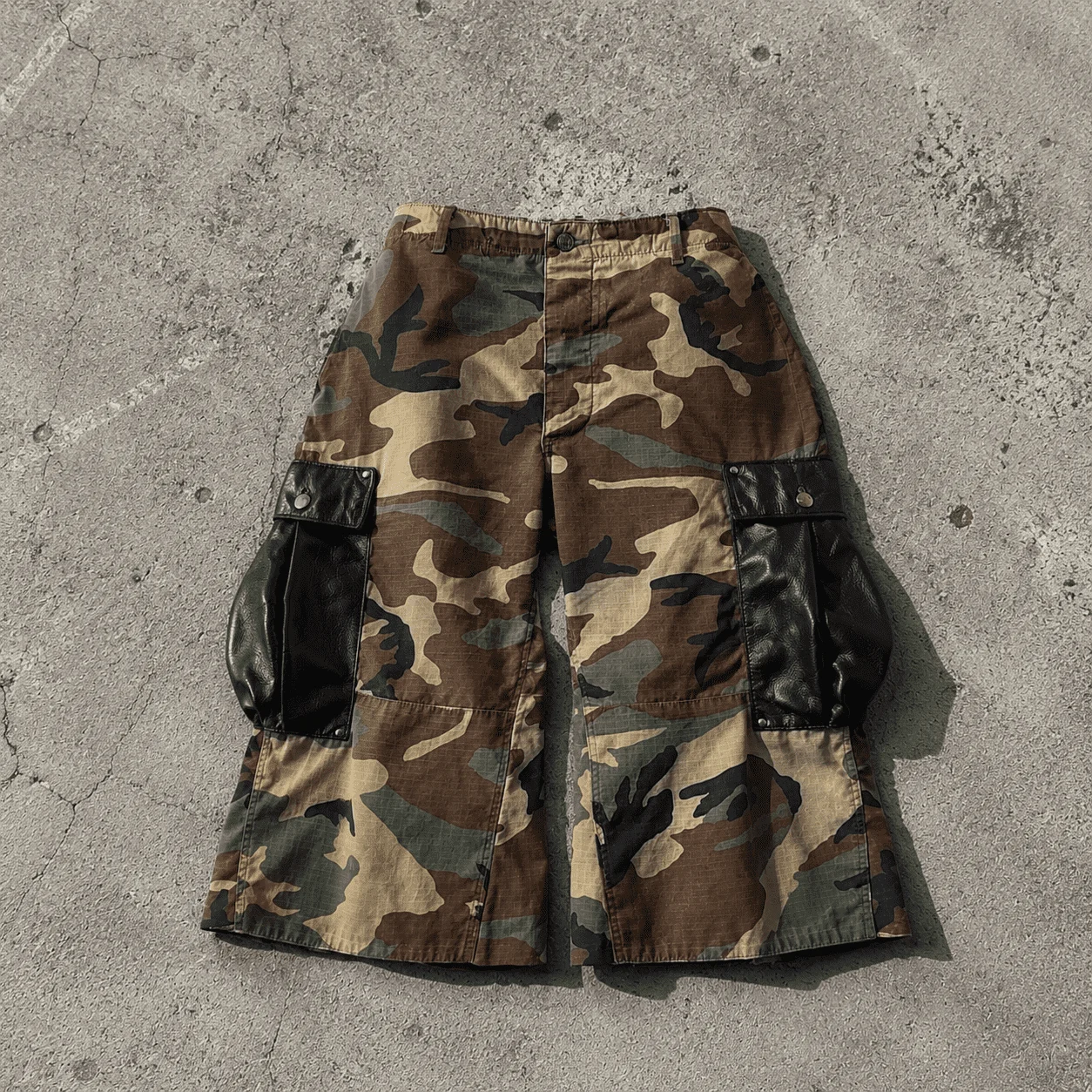 Rainbow Spray Premium Streetwear Apparel Manufacturer Men's Multi Pocket Camouflage Baggy Shorts Retro Loose Camo Cargo Shorts gallery 7