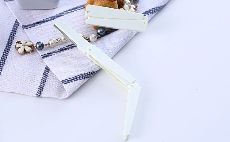 Eyebrow razor