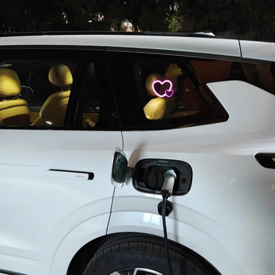 P5 Universal Decorative Light Heart - Shaped Car Safety Adjustable Triangle Window Ambient Light