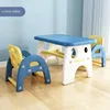 Tavolo giallo con due sedie.