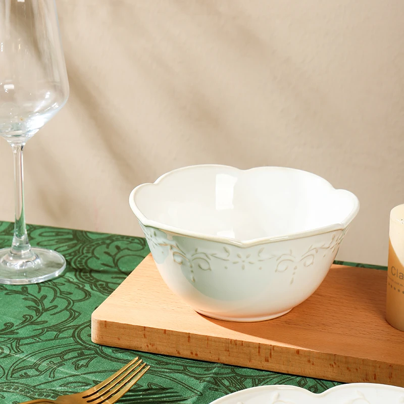 European Embossed Lace Design White Ceramic Dinner Plates Set Retro White Plate Set for Wedding Event factory