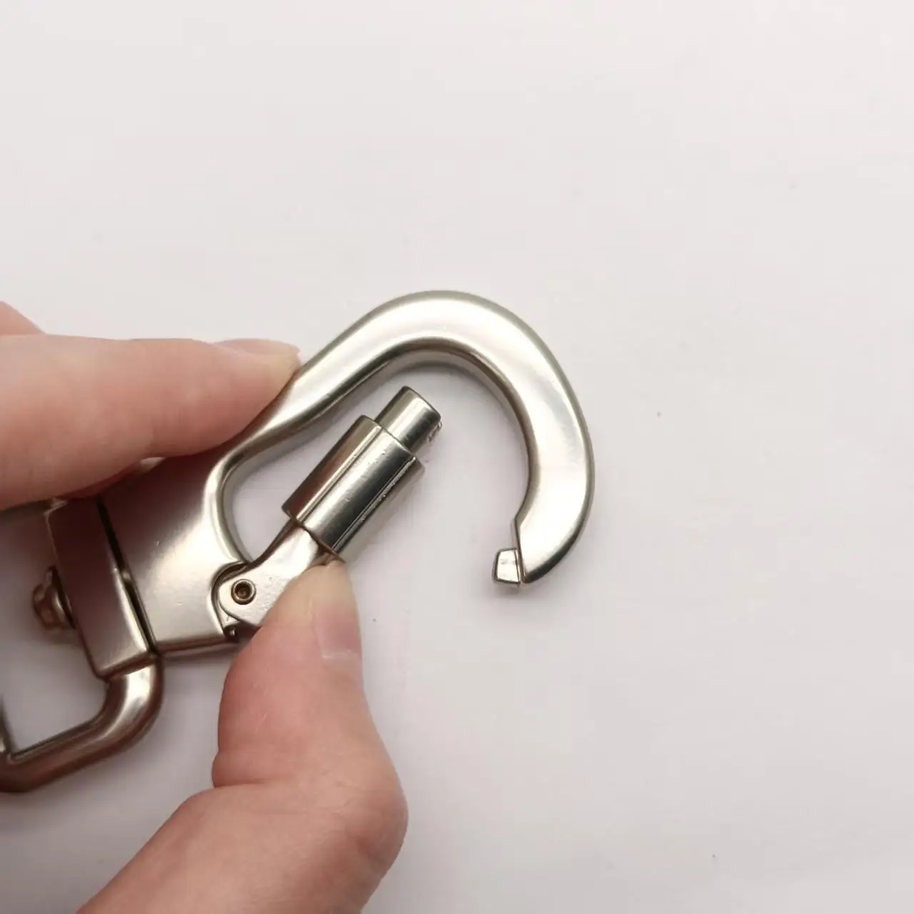 New Style 16/21/26MM Dog Snap Hook with Lock Rotating Swivel Hook with Screw for Dog Leash,collar