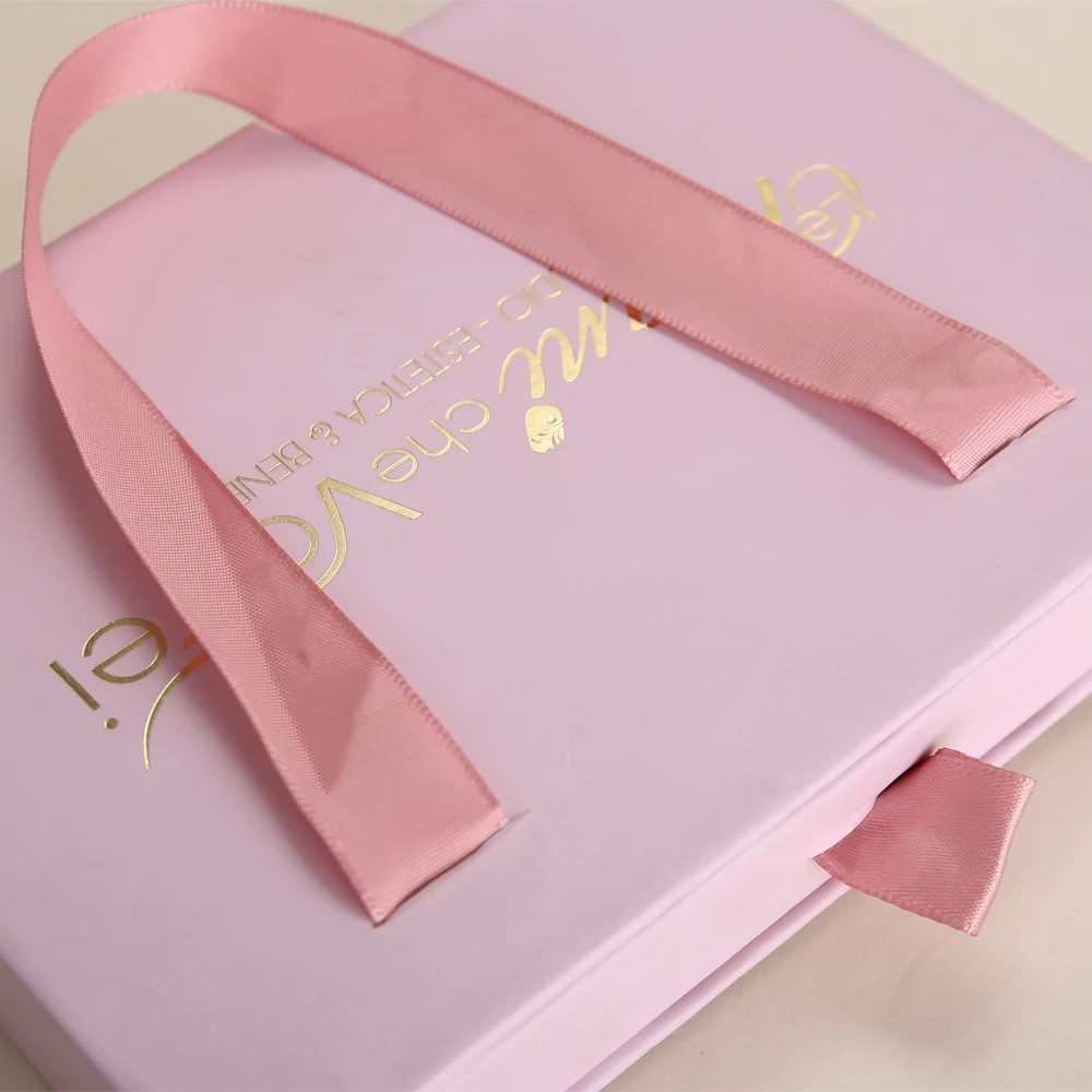 علبة تغليف فاخرة مخصصة للمجوهرات مع درج ورقي انزلاقي وشعار مطبوع بالختم الحراري ومقابض من الشريط