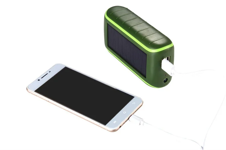 Солнечный зарядный мобильный источник питания со светодиодом заряжает два устройства одновременно