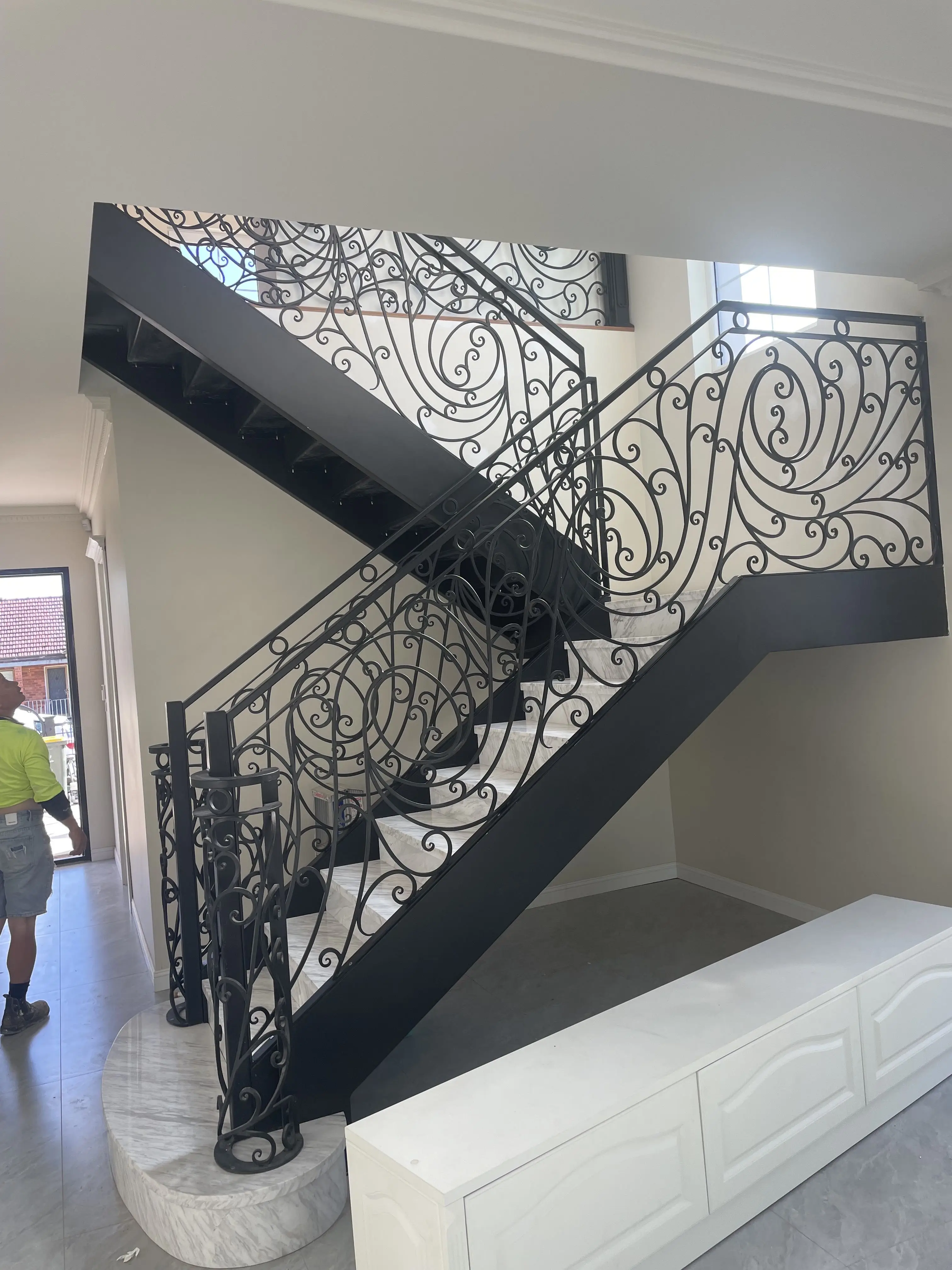 US Australian Standards Villa Interior Staircase Steel Stair Decorative Design Modern Indoor Arc Curved Stairs manufacture