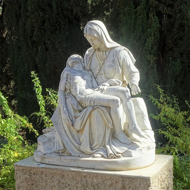 ミケランジェロの宗教的装飾: 自然石手彫りのライフサイズピエタ像