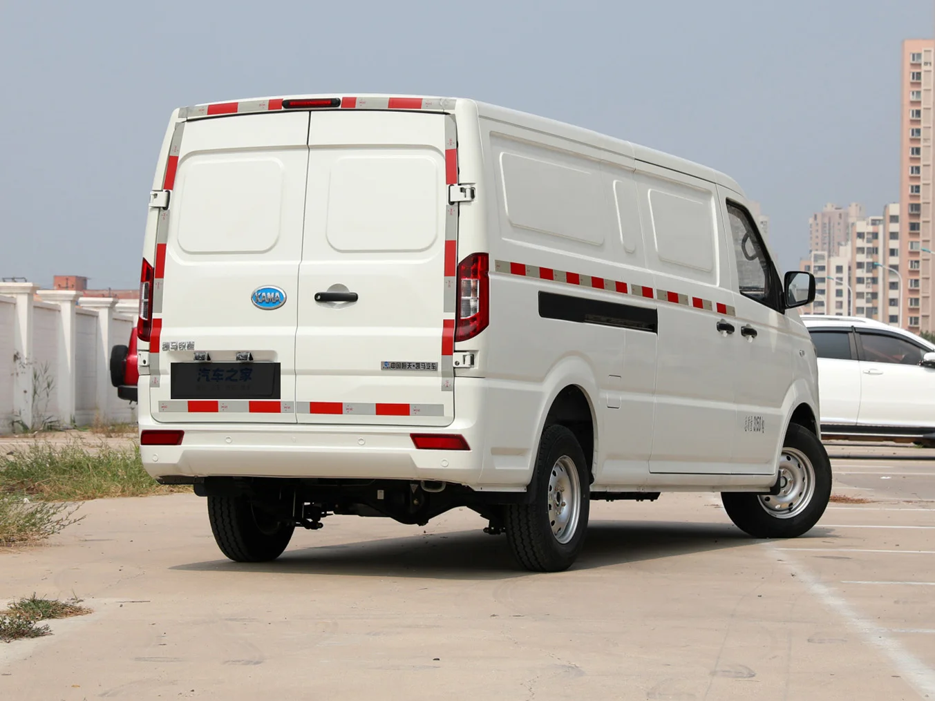 KAMA ES7 Cargo Van - Efficient Electric Vehicle for 2 Passengers