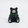 Supporto per cellulare a forma di orso con sciarpa verde colorata