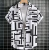 Blusa de manga corta con estampado de laberinto geométrico blanco y negro