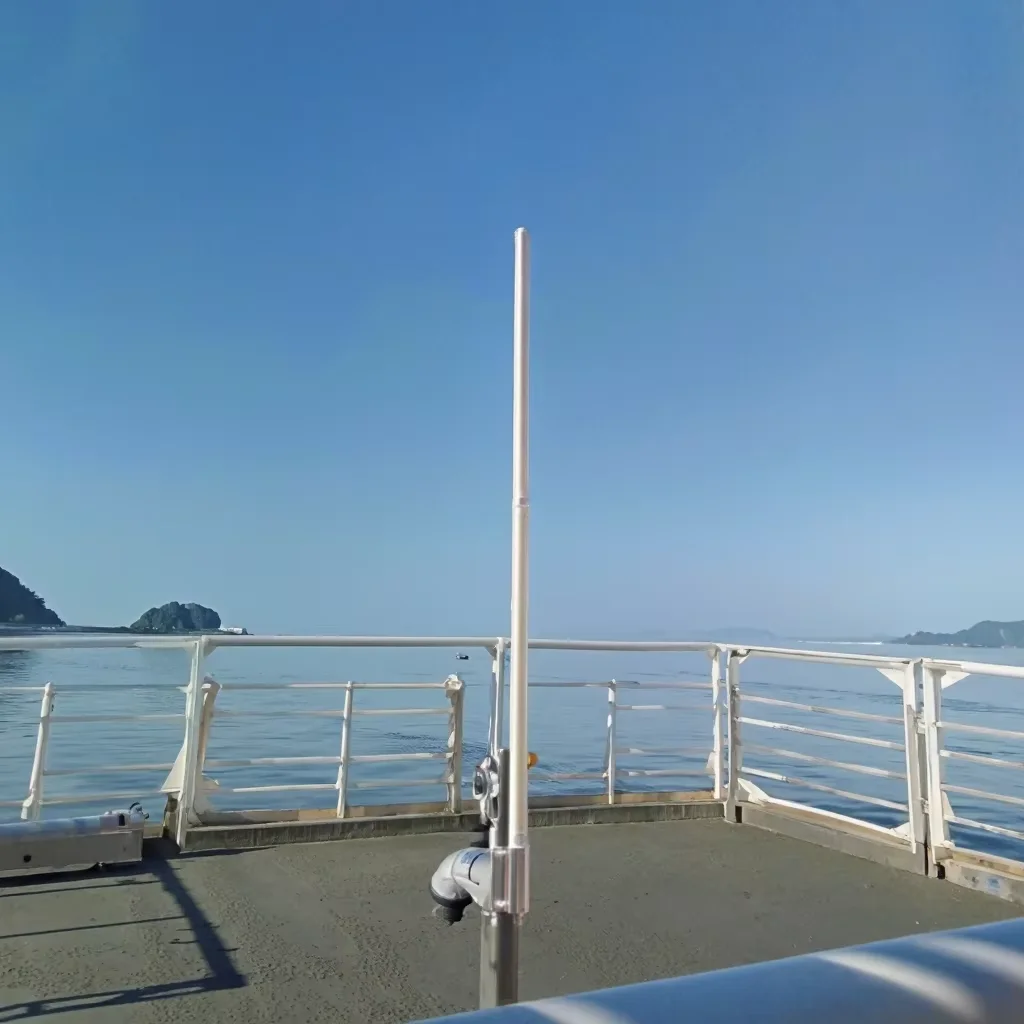 White Housing 158-165MHz VHF Band Rugged Omnidirectional Antenna with FRP Radome