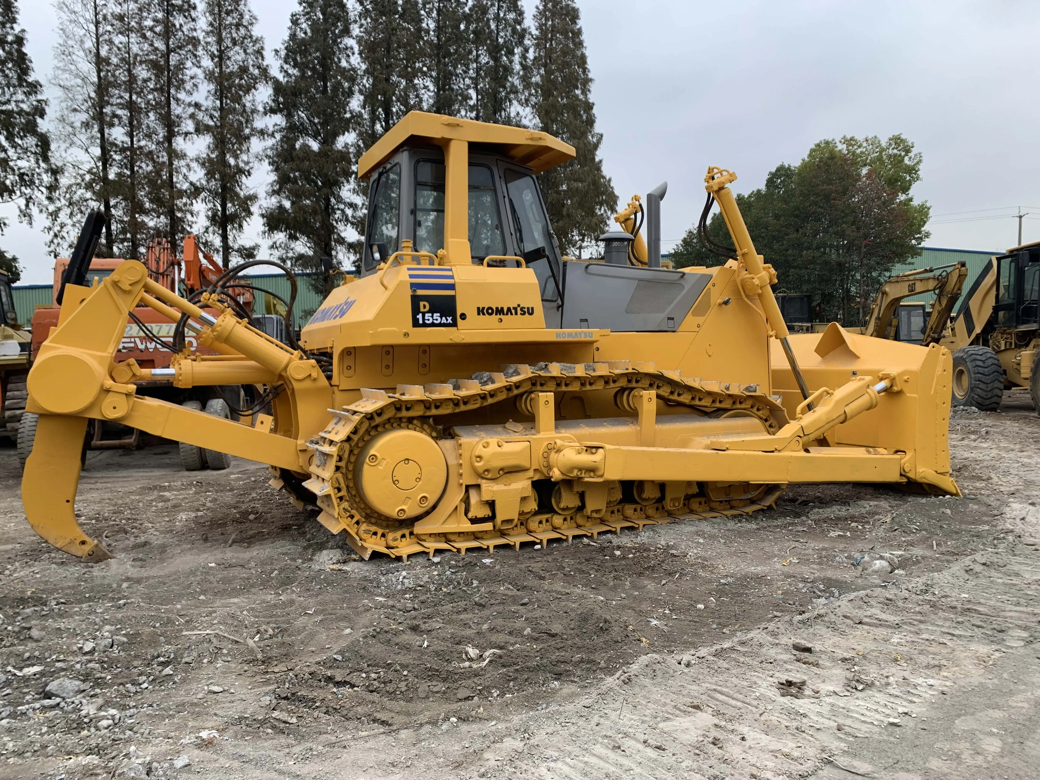 中古コマツD155AX-5ブルドーザーコマツSA6D104Eエンジン