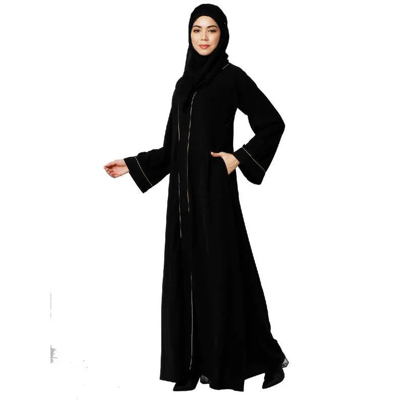 Mujer árabe Musulmana De Edad Avanzada Con Nicab Negro Y Abaya Con Un Bolso  De Mano Con El Emblema De Louis Vuitton Charlas En El Fotografía editorial  - Imagen de marca, multiculturalismo