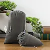 Sac en velours gris à cordon
