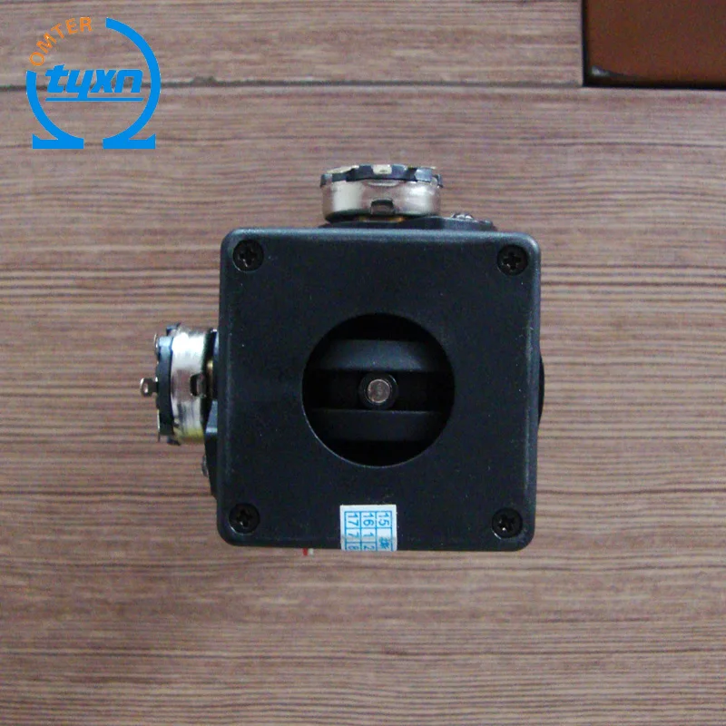 Двойной рычаг управления вращающийся вокруг оси