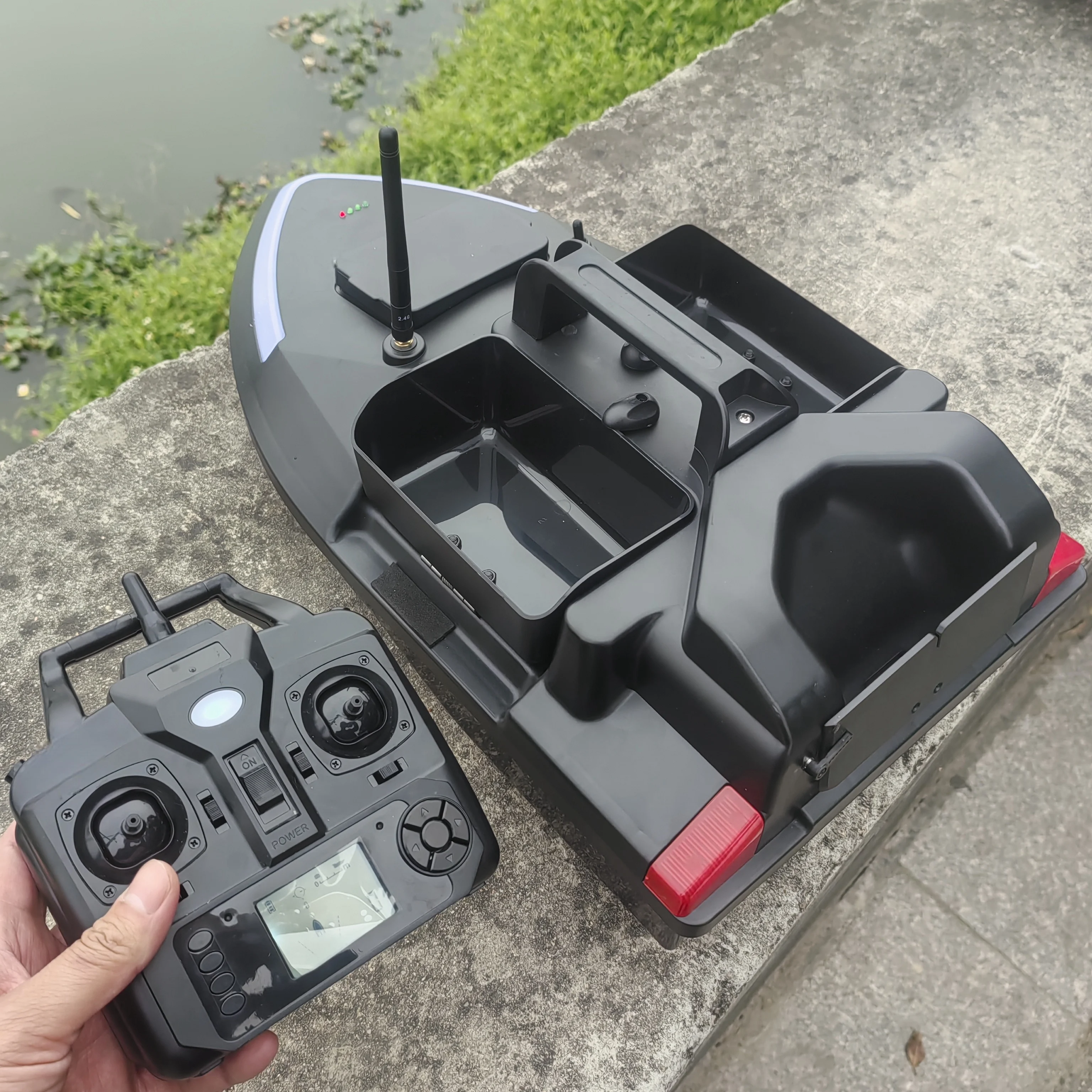 Bateau Appât Télécommandé 500m - 5200 MAh - 2kg Charge - LED - Pêche Gros Poisson