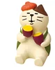 Gatto che mangia patate dolci