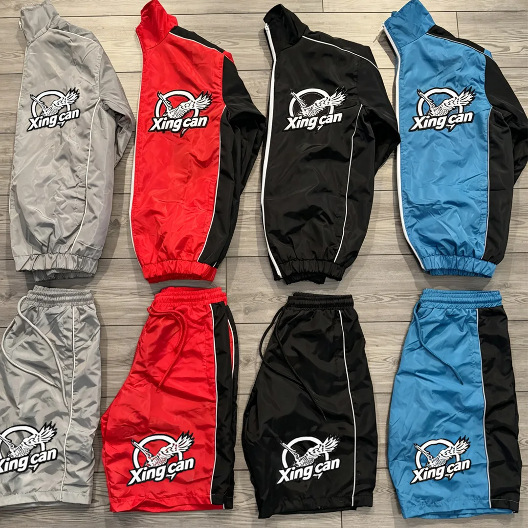 Vintage-tilpasset tracksuit til mænd med sidestriber, vindtæt, nylonjakke med stand-up krave og lynlås samt trækstrenge-bukser med DTG-digital print