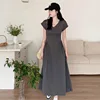 Gris oscuro