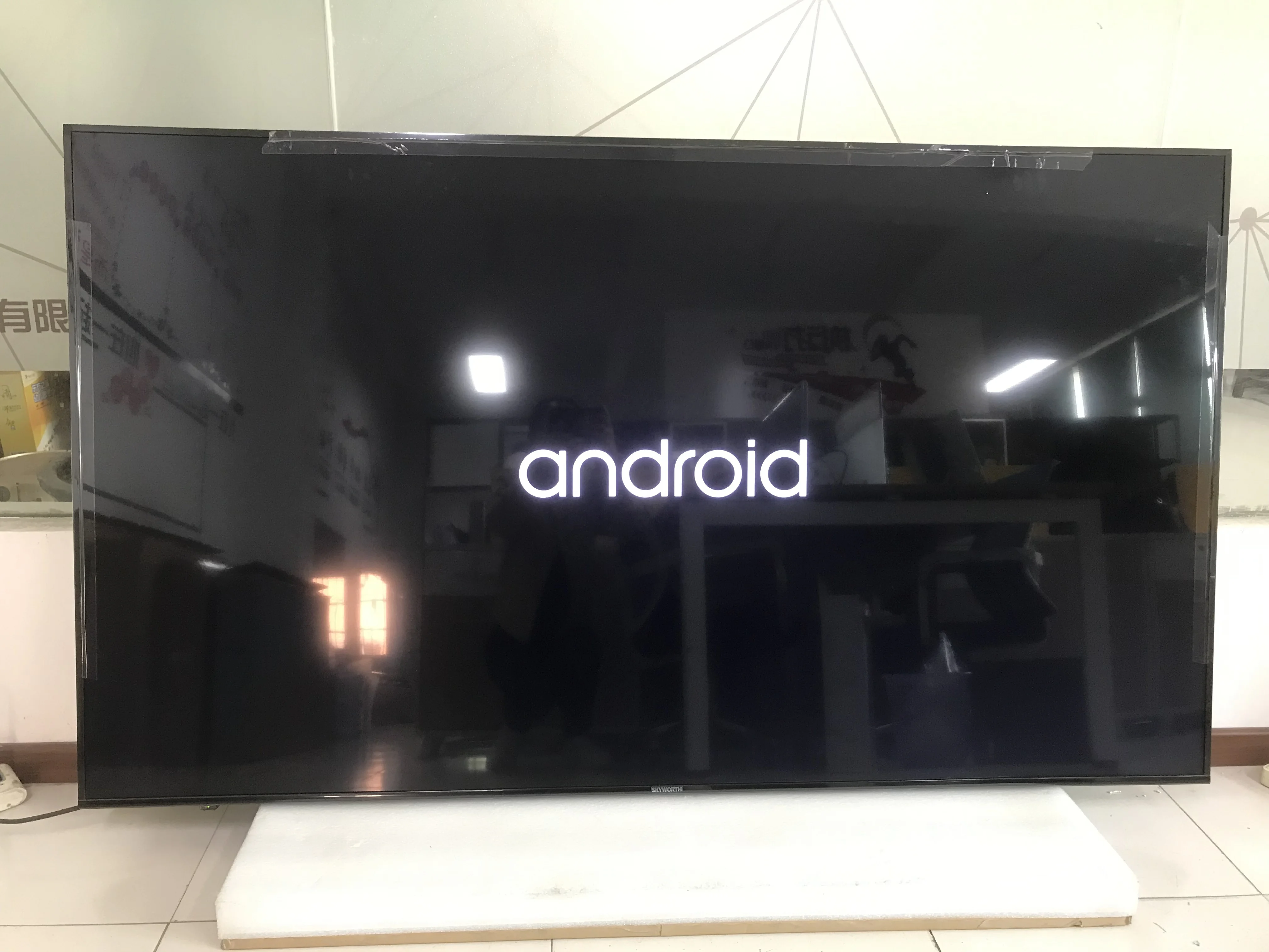 SKYWORTH 75インチ4KスマートLEDテレビホテル用フラットスクリーン付き