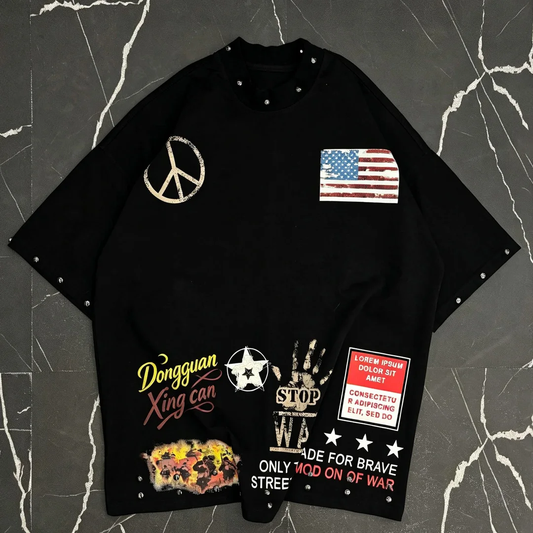 Výrobce pánských streetwearových triček – individuální tričko s raglanovými rukávy, krátké, s nášivkami, vyšitými prvky, kovovými knoflíky a grafikou potištěnou technologií DTG na surovém okraji