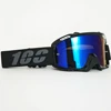 Gafas azules con montura negra.