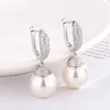 Boucles d'oreilles puces en perles blanches platine