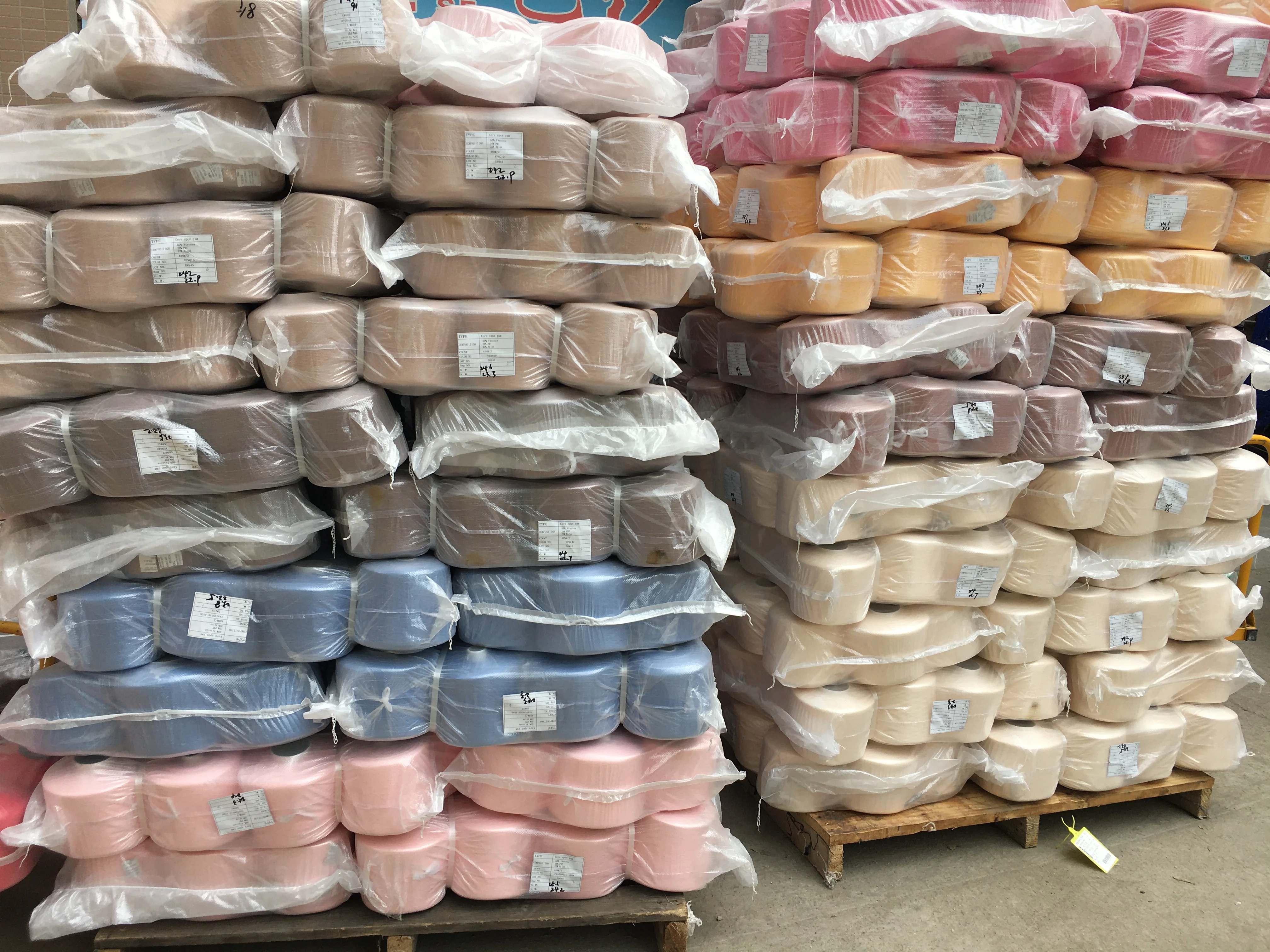 100% Acrylic Blend High Bulk Acrylic Yarn 28NM/2 28S Deyed Yarns For Sweater Knitting Machine 5GG 7GG 9GG