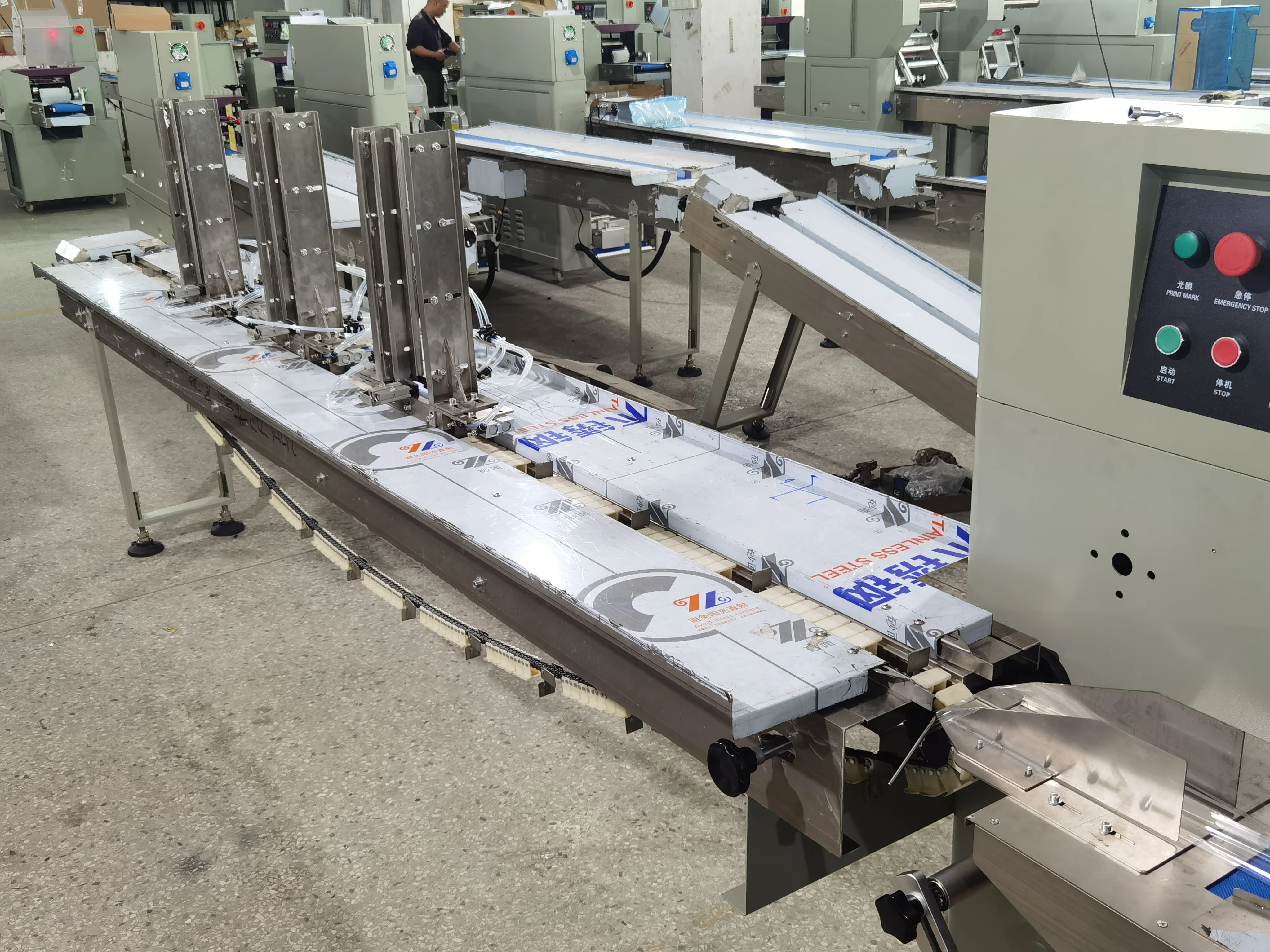 Automatic Disposable Plastic Tableware Spoon Knife Fork Cutlery Set Packing Machine with Feeder