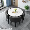 Mesa redonda estampada + silla de cuero negro