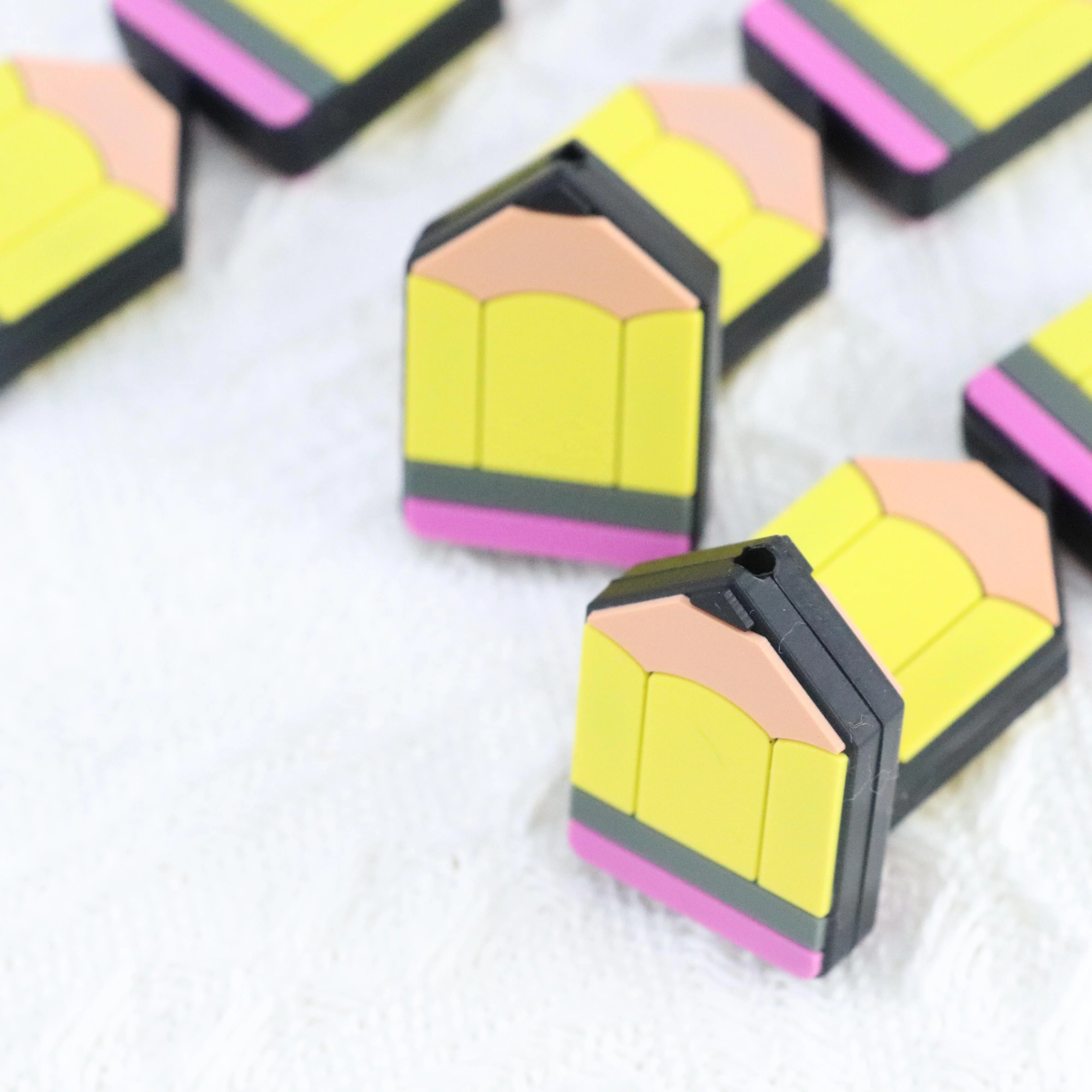 Силиконовый браслет из бисера