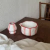 Bol à matcha ligne rouge rose + fouet à thé debout