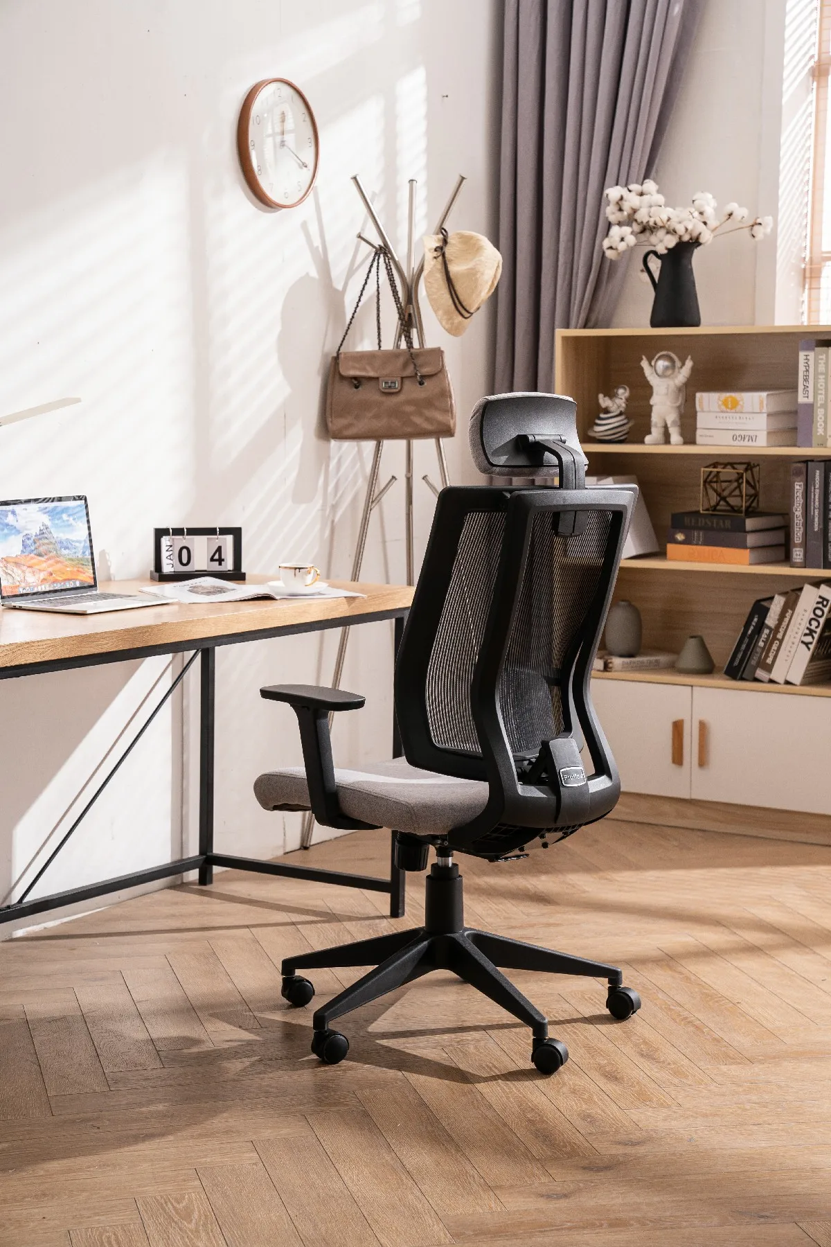 Eurostile Modern Rolling Upholstery Seating Swivel Manager Executive