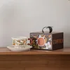 Tazza con piattino a forma di fiore di gardenia bianca - confezione colorata
