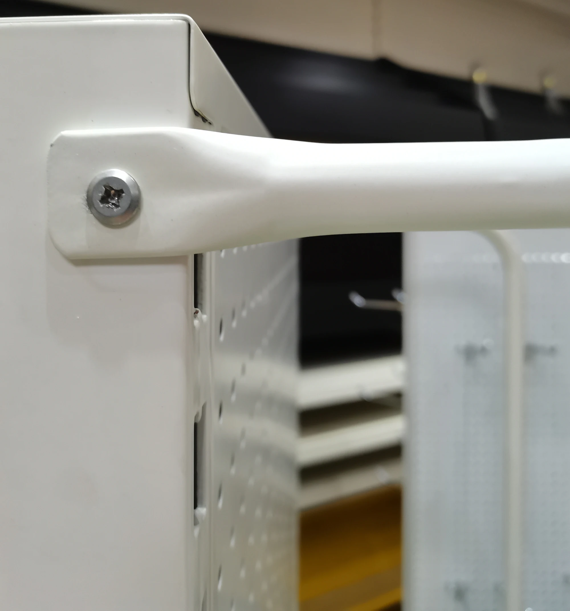 Вращающиеся круглые стеллажи с боковой рейкой и небольшими полками для демонстрации продажи