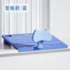 Lecture et écriture assises à 12 degrés, bureau bleu.